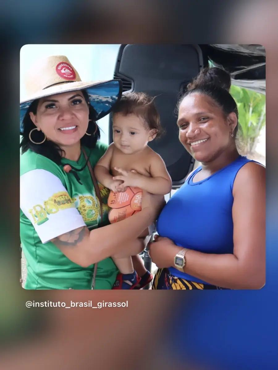 Voluntária, mãe e criança em ação do Instituto