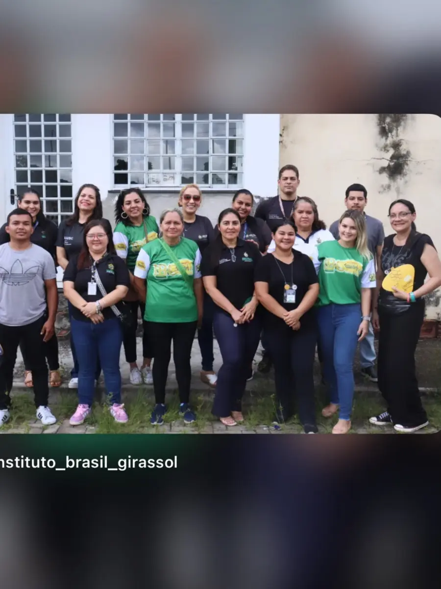 Equipe e parceiros reunidos após uma ação